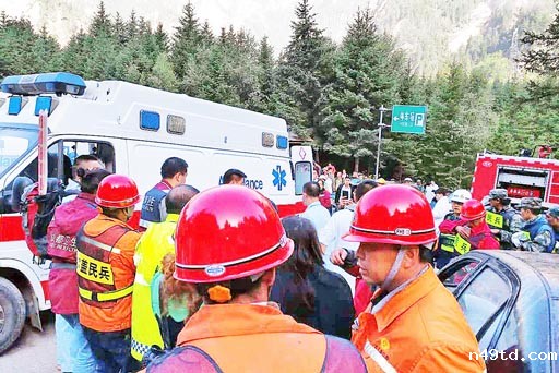 成飞医院医疗队到达九寨沟县，立即投入伤员抢救。