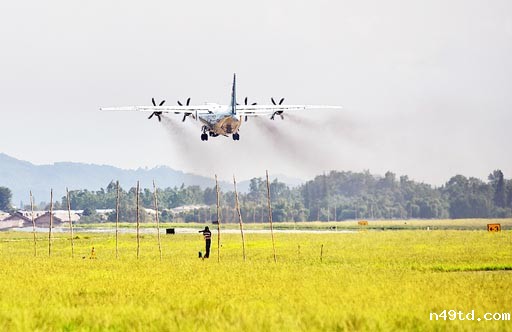 运9飞机紧急起飞，直飞九寨沟地震灾区航拍灾情。 黄军 摄